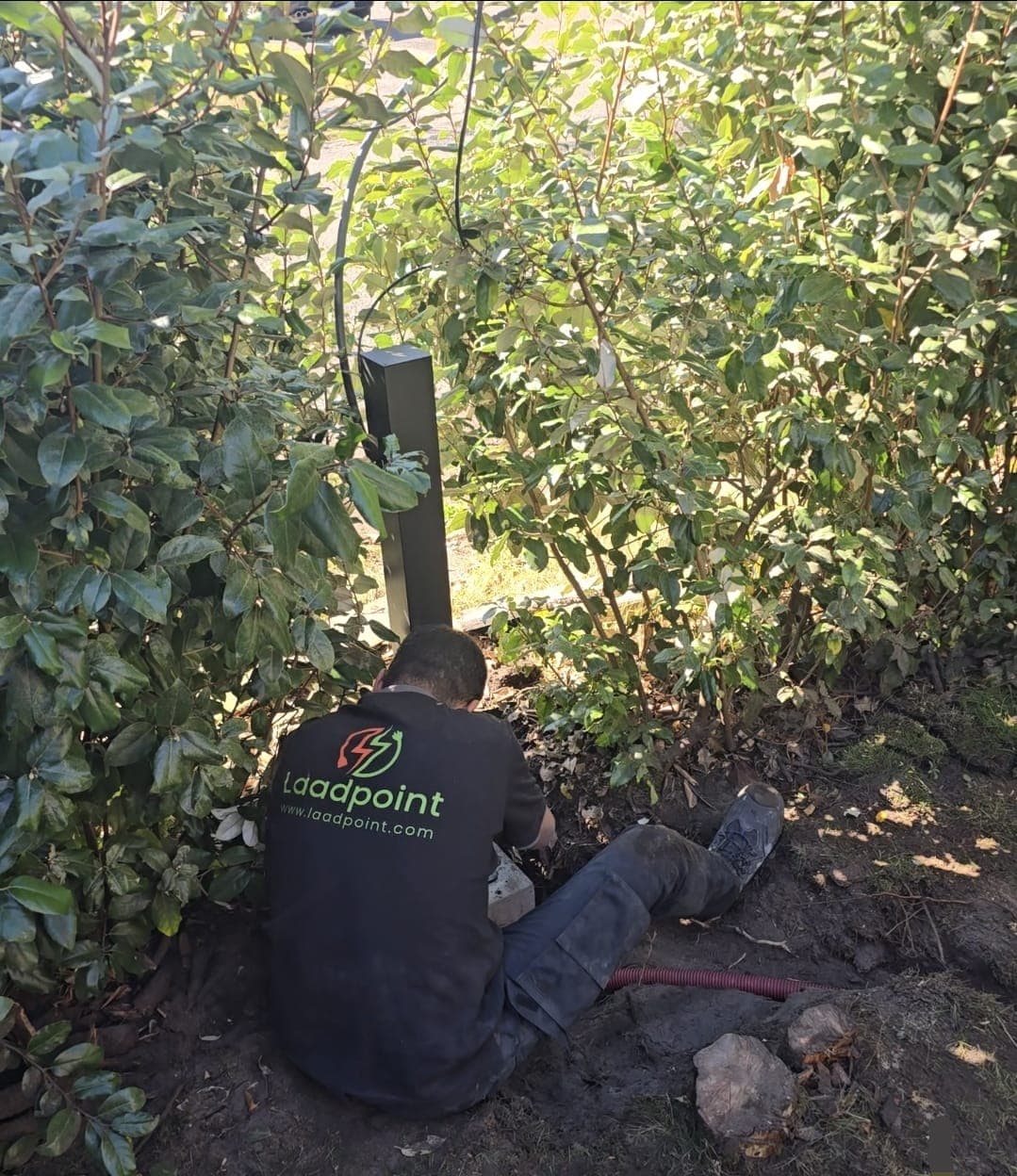 Erkende elektricien aan het werk in meterkast